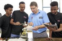 Aus Flüchtlingen Fachkräfte machen: Friedhelm Loh Group veröffentlicht Ratgeber