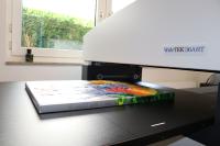 Udo, Otto und der WideTEK® 36ART vereint durch die Liebe zur Malerei. Unser Kunstscanner steht an prominenter Stelle in den Walentowski Galerien