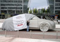 TT-Skulptur "parkt" am Münchner Flughafen