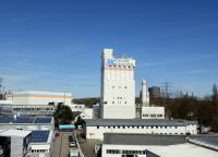Riesen-Logo schmückt die Fassade des Pulverturms der MC-Bauchemie