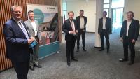 Besuch bei der Manz AG: Michael Donth MdB und der Parlamentarische Staatssekretär beim Bundesminister für Wirtschaft und Energie Thomas Bareiß MdB sprechen mit dem Vorstand der Firma Manz