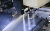 Deburring and cleaning plastic components with CO2 snow in a single dry process