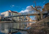 Filigran und elegant - Feuerverzinkte Fußgängerbrücke über die Elbe in Jaroměř