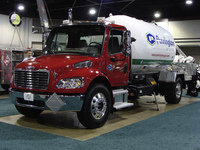 Daimler Trucks North America: Erster Einsatz eines Hybrid-Lkw im Gefahrguttransport