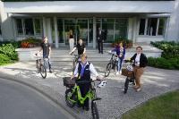 HARTING Mitarbeitende freuen sich über neue Job-Bikes