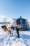 SFC Energy: 100 % ökofreundliche Nordpol-Abenteuer - EFOY Brennstoffzelle liefert zuverlässig autonomen Strom für innovative AuroraHut Hausboot-Iglus
