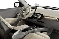 Johnson Controls bringt Fahrerinformationen und Sicherheit auch für Kleinwagenfahrer ins Sichtfeld