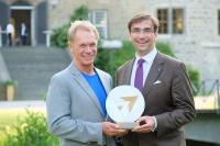 Bo Ewald erhält den 2b AHEAD Innovation Award 2017 für das erste kommerzielle Quantencomputerprojekt