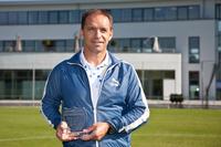 Fußball-Manager wird Held der Straße November