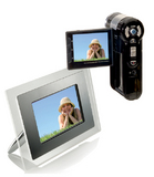 Fotos mit dreifachem Zoom aufnehmen und gleich in digitaler Qualität auf 7" Farbdisplay genießen