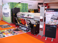 Gelungene Maschinenpräsentation von Multi-Plot und d.gen auf der FESPA digital