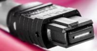 Rosenberger OSI enthüllt herausragende Innovation des neuen Verkabelungssystems PreCONNECT® SEDECIM: APC 8° Schrägschliff optimiert Rückflussdämpfung