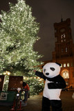 Weihnachtlicher LichtBlick mit 24.000 Lichtern vor dem Roten Rathaus in Berlin