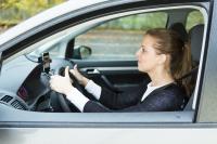 Trotz Freisprecheinrichtung: Handygebrauch am Autosteuer auf Minimum beschränken