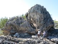 Riesige Felsbrocken an der Küste berichten von vorzeitlichen Stürmen