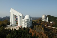 China weiht mit LAMOST das größte Schmidt-Teleskop der Welt ein