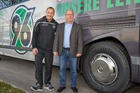 Das Fußballteam von Hannover 96 geht auf Nummer "sicher": Mannschaftsbus mit Winterreifen von Continental unterwegs