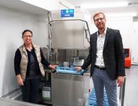 HOBART spendet Haubenspülmaschine an Unverpacktladen "einMACHGLAS"