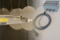 Berührungslose Heissleimauftragskontrolle mit dem novasens 2000 Hotmeltcontroller