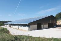 Dachintegration mit aleo-Modulen: 1-Megawatt-Anlage im französischen Aveyron am Netz