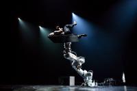 Renommierter schwedischer Choreograf hat einen neuen Tanzpartner gefunden: Einen riesigen Industrieroboter