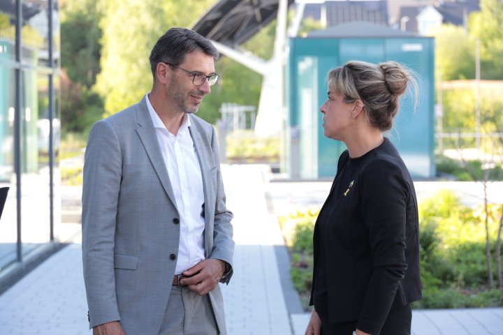 Ministerin Mona Neubaur zu Gast im All Electric Society Park: Austausch zur aktuellen Lage der Elektro- und Digitalindustrie in Nordrhein-Westfalen