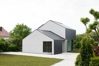 Archetyp abstrakt: Einfamilienhaus mit Linumdeckung an Dach und Fassade