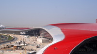 "Ferrari World Abu Dhabi": Eines der größten Metalldächer der Welt ist fertig