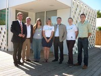 Wissenschaftsminister Heubisch besucht Solar-Decathlon-Haus der Hochschule Rosenheim