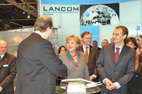 CeBIT: Netzwerkspezialist LANCOM beim Kanzlerinnenrundgang im Zentrum des Interesses