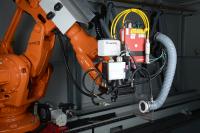 Industrieroboter mit Lasersystem strukturiert große Flächen hochpräzise und nahtlos