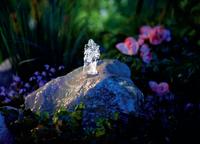 Stimmungsvolle Akzente im und am Gartenteich