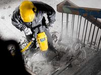 Der neue handgehaltene pneumatische Abbruchhammer RTEX von Atlas Copco definiert mit 50% niedrigerem Energieverbrauch, 25% geringerem Gewicht und großartiger Ergonomie den Begriff Rentabilität neu