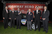 Mutiger Autofahrer rettet Frau vorm Ertrinken und wird "Highway Hero 2008"