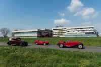 Mille Miglia macht Station am Alfa Romeo Werksmuseum in Arese: Formel-1-Fahrer Marcus Ericsson und Charles Leclerc begrüßen Oldtimer-Teams