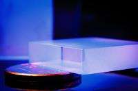 Kantenverrunden und Entgraten von Glasbauteilen mit Laserstrahlung