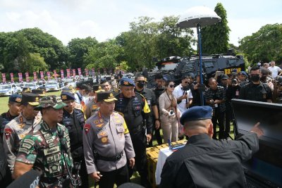 High-level Indonesian security forces and media representatives at an AARTOS DDS demonstration in Bali.