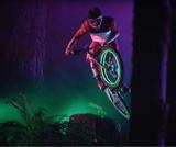 Viraler 4K Mountainbike-Film DARKLIGHT aus der "Beyond the Ordinary"-Reihe von Philips TVs feiert Premiere