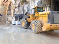 Goodyear RT-5D OTR feiert Erstausrüstungs-Premiere bei Volvo - Einsatz in Marmor-Steinbruch in Italien