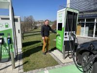 In Deutschlands größtem E-Tankstellentestpark kann jetzt auch mit Kreditkarte geladen werden
