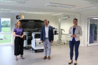 Die bayerische Digitalministerin, MdL Judith Gerlach und MdB Ronja Kemmer informieren sich über Zukunftstechnologien