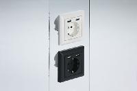 100 % bahntaugliche 230 V Steckdose mit zwei integrierten USB-Ladeports