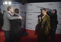 Jude Law erlebt mit Gästen den Lexus RX