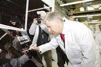 Klaus Wowereit besucht Solarunternehmen Inventux
