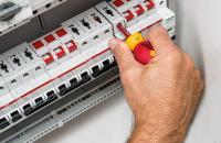 Weltneuheit: VDE geprüfter Stubby electric Schraubendreher mit knapp über 10cm Länge sorgt für sicheres Arbeiten