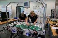 Spieler treten luftig gegen die Kugel