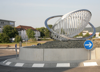 „Schneider-Kreisel“ von OB Ludwig eröffnet ? Unternehmen spendet aufwendig gestaltete Skulptur