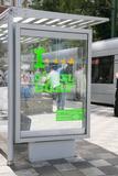 Stadtwerke Düsseldorf verwandeln Plakatvitrine der Wall AG in Planschbecken für Badeenten