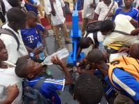 WWZ spendet Trinkwasserbrunnen in Kamerun