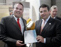 Bundesumweltminister Gabriel erhält „Learners’ Guide Recycling“ von DSD